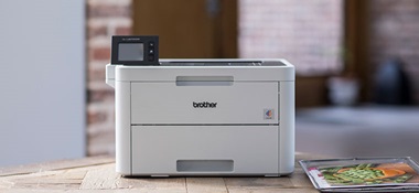 HL-L3270CDW spalvotas lazerinis spausdintuvas ant medinio stalo